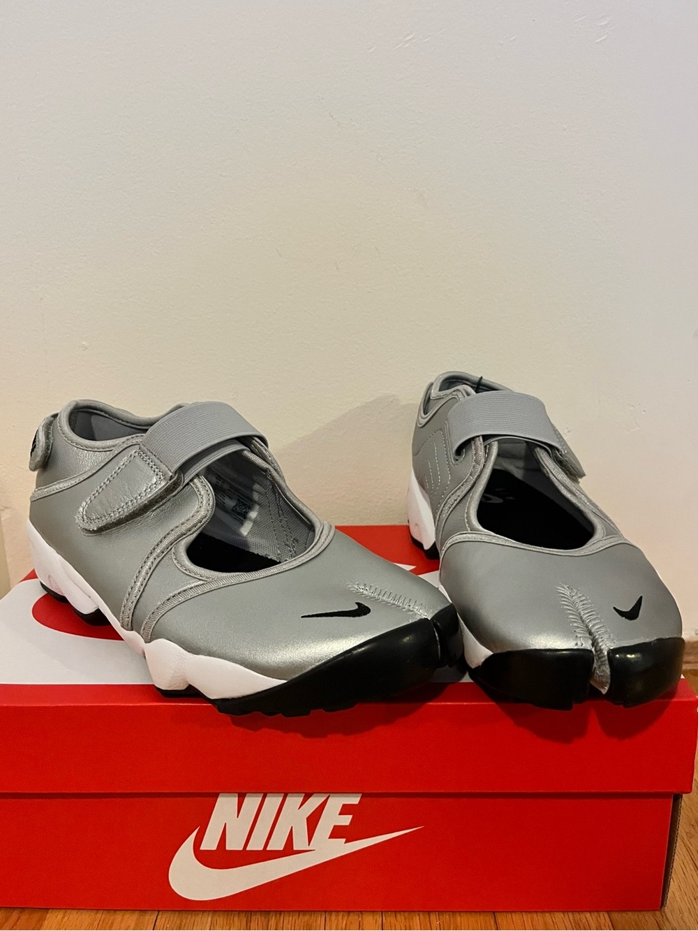Nike Silver Leather Air Rift - Picture 1 of 4